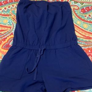 Strapless short romper.